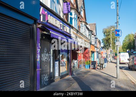 Geschäfte in Kings Heath High Street, Birmingham Stockfoto