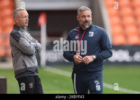 Blackpool Heach Coach, Neil Critchley und Barrow-Manager David Dunn während des EFL Trophy-Spiels zwischen Blackpool und Barrow in der Bloomfield Road, Blackpool, England, am 8. September 2020. (Foto von Mark Fletcher/MI News/NurPhoto) Stockfoto