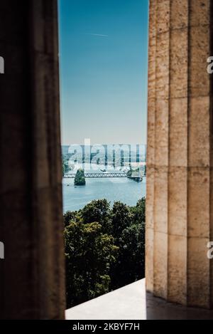 Eine vertikale Aufnahme der drei Säulen unter klarem blauen Himmel Stockfoto