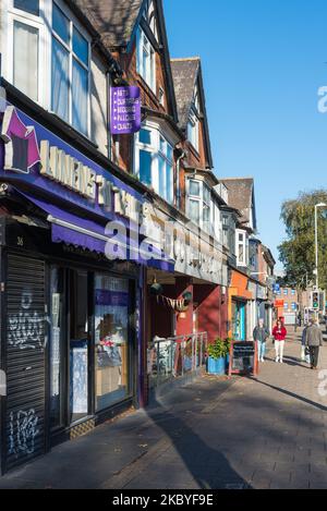 Geschäfte in Kings Heath High Street, Birmingham Stockfoto