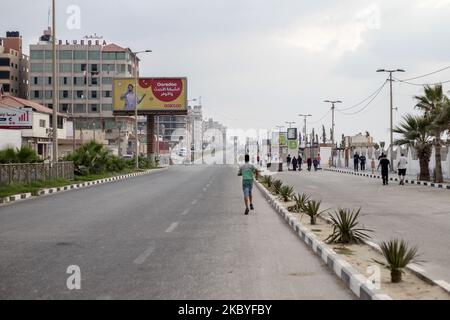 Nach dem Ausbruch der Coronavirus-Krankheit (COVID-19) am 09. September 2020 in Gaza-Stadt, Palästina, laufen Palästinenser in der Nähe des Strandes von gaza. (Foto von Sameh Rahmi/NurPhoto) Stockfoto