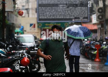 Während der Niederschläge in Dhaka, Bangladesch, am 9. September 2020, finden sich Menschen auf dem Weg. (Foto von Rehman Asad/NurPhoto) Stockfoto