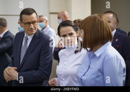 Swetlana Tichanowskaja, Zentrum, und der polnische Premierminister Mateusz Morawiecki, links, gehen am 9. September 2020 in den Warschauer Straßen, Polen. Swetlana Tichanowskaja ist eine Kandidatin im Exil für die letzten Wahlen in Belarus und wird vom Präsidenten von Belarus, Alexander Lukaschenko, verfolgt. (Foto von Celestino Arce/NurPhoto) Stockfoto