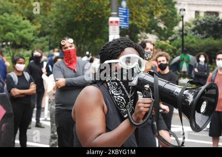 Camp-Organisatoren halten bei einer Pressekonferenz emotionale Reden über die von der Stadt verlangten 9:00 Uhr-Frist zur Abreise, um ihre Absicht zu erklären, zu bleiben und das Lager zu verteidigen, und warum sie am 9. September 2020 in Philadelphia, PA, nichts Geringeres als dauerhafte, sichere und erschwingliche Wohnungen für alle akzeptieren werden. (Foto von Cory Clark/NurPhoto) Stockfoto