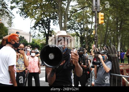 Camp-Organisatoren halten bei einer Pressekonferenz emotionale Reden über die von der Stadt verlangten 9:00 Uhr-Frist zur Abreise, um ihre Absicht zu erklären, zu bleiben und das Lager zu verteidigen, und warum sie am 9. September 2020 in Philadelphia, PA, nichts Geringeres als dauerhafte, sichere und erschwingliche Wohnungen für alle akzeptieren werden. (Foto von Cory Clark/NurPhoto) Stockfoto