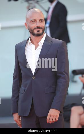 Nicolas Vaporidis geht auf dem roten Teppich vor dem Film ''Le Sorelle Macaluso'' beim Filmfestival von Venedig 77. am 09. September 2020 in Venedig, Italien. (Foto von Matteo Chinellato/NurPhoto) Stockfoto