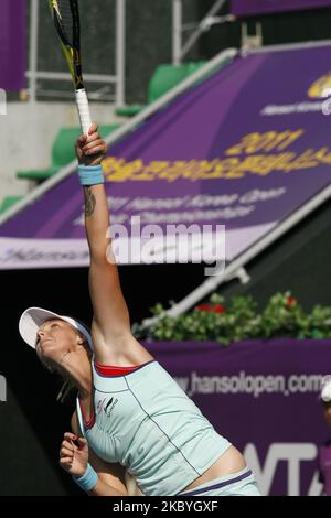 Kristyna Pliskova aus der Tschechischen Republik dient Maris Jose Martinez Sanches aus Spanien (kein Bild) am 3. Tag bei den Hansol Korea Open Tennis zweiten Runde bei der Olymoic Park Tennis Cout in Seatern Seoul am 22. September 2011, Südkorea. Maris Jose Martinez Sanches gewann in der geraden Linie 7-6(5), 6-2. (Foto von Seung-il Ryu/NurPhoto) Stockfoto