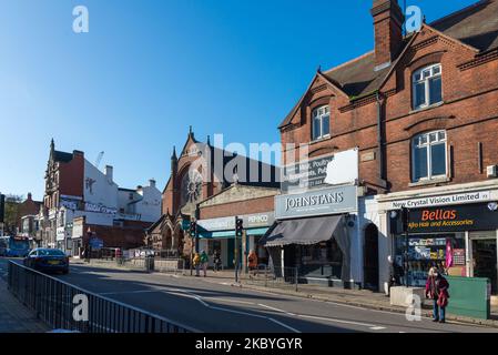 Geschäfte in Kings Heath High Street, Birmingham Stockfoto