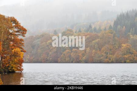 Pitlochry Perthshire Schottland Herbstnebel über Loch Faskally mit den Bäumen in herbstlichen Farben Stockfoto