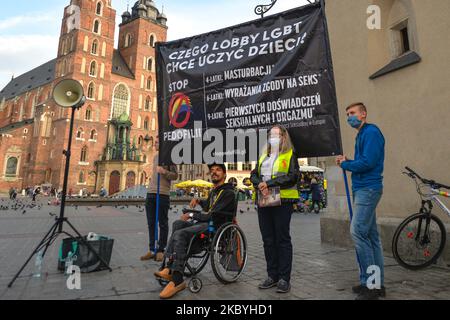 Eine kleine Gruppe von Pro-Life- und Anti-LGBT-Aktivisten organisierte einen weiteren Anti-LGBT-Streikposten vor der Marienbasilika auf dem Krakauer Hauptmarkt. Am 10. September 2020 in Krakau, Woiwodschaft Kleinpolen, Polen. (Foto von Artur Widak/NurPhoto) Stockfoto