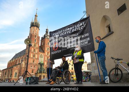 Eine kleine Gruppe von Pro-Life- und Anti-LGBT-Aktivisten organisierte eine weitere Anti-LGBT-Kundgebung vor der Marienbasilika auf dem Krakauer Hauptmarkt. Am 10. September 2020 in Krakau, Woiwodschaft Kleinpolen, Polen. (Foto von Artur Widak/NurPhoto) Stockfoto