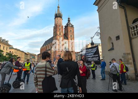 Eine kleine Gruppe von Pro-Life- und Anti-LGBT-Aktivisten organisierte einen weiteren Anti-LGBT-Streikposten vor der Marienbasilika auf dem Krakauer Hauptmarkt. Am 10. September 2020 in Krakau, Woiwodschaft Kleinpolen, Polen. (Foto von Artur Widak/NurPhoto) Stockfoto