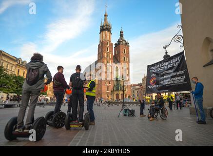 Eine kleine Gruppe von Pro-Life- und Anti-LGBT-Aktivisten organisierte einen weiteren Anti-LGBT-Streikposten vor der Marienbasilika auf dem Krakauer Hauptmarkt. Am 10. September 2020 in Krakau, Woiwodschaft Kleinpolen, Polen. (Foto von Artur Widak/NurPhoto) Stockfoto