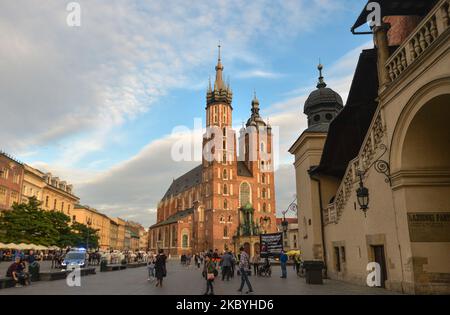 Eine kleine Gruppe von Pro-Life- und Anti-LGBT-Aktivisten organisierte einen weiteren Anti-LGBT-Streikposten vor der Marienbasilika auf dem Krakauer Hauptmarkt. Am 10. September 2020 in Krakau, Woiwodschaft Kleinpolen, Polen. (Foto von Artur Widak/NurPhoto) Stockfoto