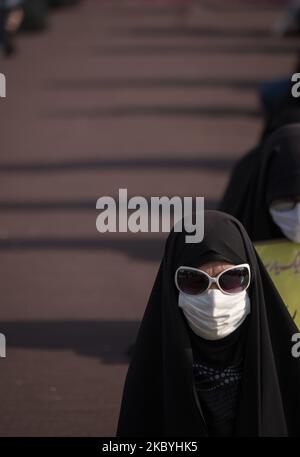 Eine verschleierte iranische Frau mit einer schützenden Gesichtsmaske nimmt an einer Protestveranstaltung gegen das französische satirische Wochenmagazin Charlie Hebdo Teil, das am 10. September 2020 im Süden Teherans einen Cartoon des Propheten Mohammed wiederveröffentlichte. (Foto von Morteza Nikoubazl/NurPhoto) Stockfoto