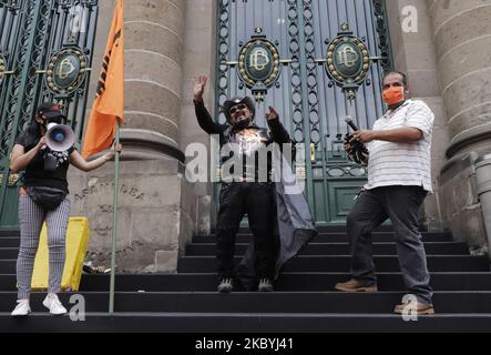 Als wäre er ein Rockstar, führte Juan Colorado, besser bekannt als Oberster Befehlshaber der Armen, vor dem Kongress von Mexiko City und den lokalen Regierungsbüros einen Protest an. Um Gerechtigkeit und Aufmerksamkeit für Menschen zu fordern, die angeblich von Schalenfirmen und lokalen Behörden betrogen wurden, um ein Darlehen für Wohnungen in der Region Hangares über das Housing Institute der Hauptstadt zu bearbeiten. Am 10. September 2020 in Mexiko-Stadt, Mexiko. (Foto von Gerardo Vieyra/NurPhoto) Stockfoto