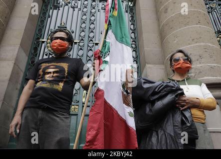 Demonstranten protestierten vor der Legislativversammlung von Mexiko-Stadt, um Gerechtigkeit und Aufmerksamkeit für Menschen zu fordern, die angeblich von Panzerfirmen und lokalen Behörden betrogen wurden, um über dieses Institut einen Kredit für Wohnungen in der Gegend von Hangares zu bearbeiten. Am 10. September 2020 in Mexiko-Stadt, Mexiko. (Foto von Gerardo Vieyra/NurPhoto) Stockfoto