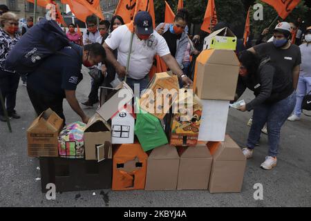 Demonstranten zündeten Kartons an, in denen Häuser des Housing Institute der Hauptstadt simuliert wurden, um Gerechtigkeit und Aufmerksamkeit für Menschen zu fordern, die angeblich von Schalenfirmen und lokalen Behörden betrogen wurden, um über dieses Institut einen Kredit für Wohnungen im Hangares-Gebiet zu bearbeiten. Am 10. September 2020 in Mexiko-Stadt, Mexiko. (Foto von Gerardo Vieyra/NurPhoto) Stockfoto