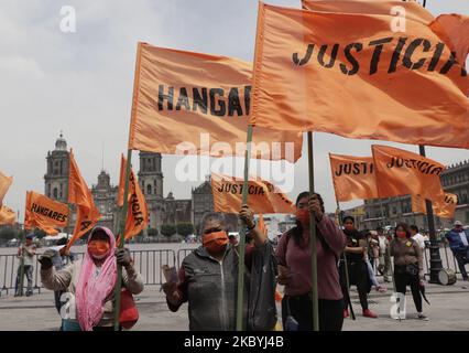 Demonstranten protestieren vor den Regierungsbüros von Mexiko-Stadt, um die Aufmerksamkeit von Menschen zu fordern, die angeblich von Panzerfirmen und lokalen Behörden betrogen wurden, um über dieses Institut einen Kredit für Wohnungen in der Gegend von Hangares zu bearbeiten. Am 10. September 2020 in Mexiko-Stadt, Mexiko. (Foto von Gerardo Vieyra/NurPhoto) Stockfoto