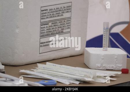 Isopos und kostenlose COVID-19-Tests am Gesundheitsstand von CTM Culhuacán, Coyoacán, während der gesundheitlichen Notlage in Mexiko-Stadt, Mexiko, am 10. September 2020. Bis heute verzeichnen die vom Gesundheitsministerium bestätigten Zahlen 647 Tausend 507 bestätigte Fälle von COVID-19 in Mexiko, 69 Tausend 095 Todesfälle und 454 Tausend 982 Erholungen. (Foto von Gerardo Vieyra/NurPhoto) Stockfoto