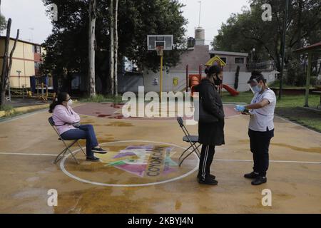 Medizinisches Personal nimmt am Gesundheitsstand in CTM Culhuacán, Coyoacán, am 10. September 2020 am Gesundheitsstand in Mexiko-Stadt, Mexiko, kostenlose COVID-19-Tests vor. Bis heute verzeichnen die vom Gesundheitsministerium bestätigten Zahlen 647 Tausend 507 bestätigte Fälle von COVID-19 in Mexiko, 69 Tausend 095 Todesfälle und 454 Tausend 982 Erholungen. (Foto von Gerardo Vieyra/NurPhoto) Stockfoto