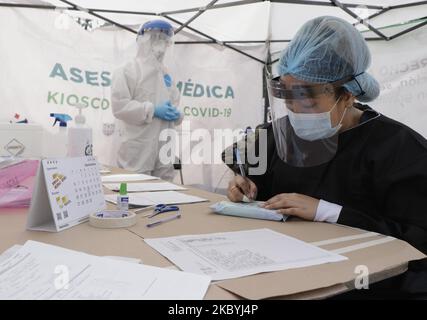 Medizinisches Personal nimmt am Gesundheitsstand in CTM Culhuacán, Coyoacán, am 10. September 2020 am Gesundheitsstand in Mexiko-Stadt, Mexiko, kostenlose COVID-19-Tests vor. Bis heute verzeichnen die vom Gesundheitsministerium bestätigten Zahlen 647 Tausend 507 bestätigte Fälle von COVID-19 in Mexiko, 69 Tausend 095 Todesfälle und 454 Tausend 982 Erholungen. (Foto von Gerardo Vieyra/NurPhoto) Stockfoto