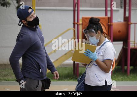 Medizinisches Personal nimmt am Gesundheitsstand in CTM Culhuacán, Coyoacán, am 10. September 2020 am Gesundheitsstand in Mexiko-Stadt, Mexiko, kostenlose COVID-19-Tests vor. (Foto von Gerardo Vieyra/NurPhoto) Stockfoto