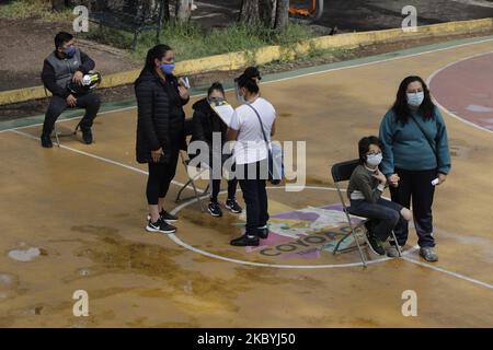 Medizinisches Personal nimmt am Gesundheitsstand in CTM Culhuacán, Coyoacán, am 10. September 2020 am Gesundheitsstand in Mexiko-Stadt, Mexiko, kostenlose COVID-19-Tests vor. (Foto von Gerardo Vieyra/NurPhoto) Stockfoto