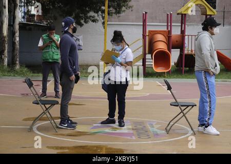 Medizinisches Personal nimmt am Gesundheitsstand in CTM Culhuacán, Coyoacán, am 10. September 2020 am Gesundheitsstand in Mexiko-Stadt, Mexiko, kostenlose COVID-19-Tests vor. (Foto von Gerardo Vieyra/NurPhoto) Stockfoto