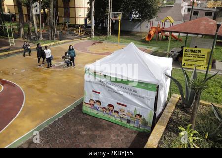 Medizinisches Personal nimmt am Gesundheitsstand in CTM Culhuacán, Coyoacán, am 10. September 2020 am Gesundheitsstand in Mexiko-Stadt, Mexiko, kostenlose COVID-19-Tests vor. (Foto von Gerardo Vieyra/NurPhoto) Stockfoto