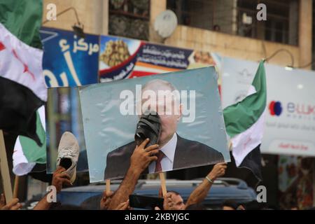 Syrer heben Plakate des russischen Präsidenten Wladimir Putin während einer Demonstration gegen Präsident Baschar al-Assad in Idlib, in der gleichnamigen nordwestlichen Provinz, am 11. September 2020 auf. (Foto von Muhammad al-Rifai/NurPhoto) Stockfoto