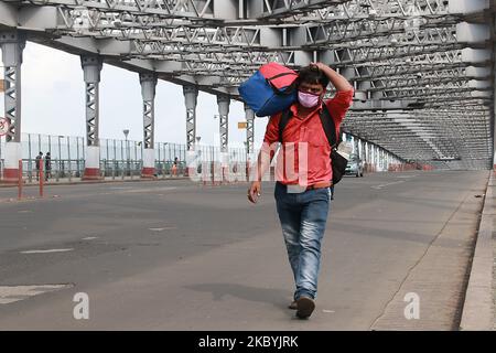 Ein Mann, der Maske und Pflege trug, zog am 11. September 2020 während der vollständigen Sperre an der verlassenen Howrah-Brücke vorbei, um die Ausbreitung des Coronavirus in Kalkutta, Indien, zu verhindern.Indiens Coronavirus-Fälle sind heute die zweithöchsten der Welt und nur noch hinter den Vereinigten Staaten. (Foto von Debajyoti Chakraborty/NurPhoto) Stockfoto