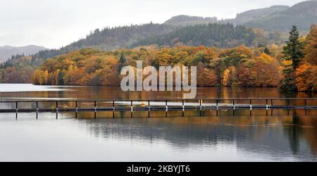 Pitlochry Perthshire, Schottland, mit Blick auf Loch Faskally und Bäume in herbstlichen Farben Stockfoto