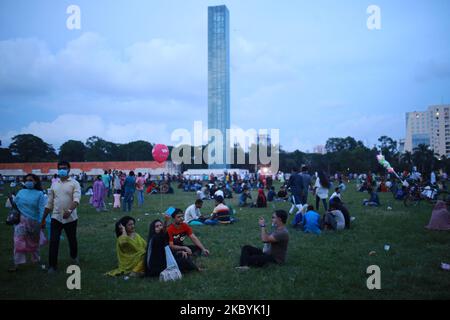 Menschen aus Bangladesch machen ihren Urlaub, während sie trotz der COVID-19-Coronavirus-Pandemie am 11. September 2020 in Dhaka, Bangladesch, einen Park besuchen. (Foto von Rehman Asad/NurPhoto) Stockfoto