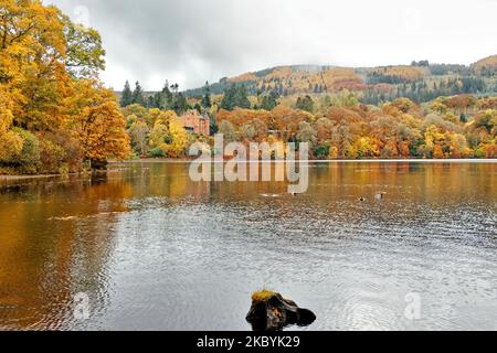 Pitlochry Perthshire Schottland Blick über Loch Faskally zum Schloss Fonab mit den Bäumen in herbstlichen Farben Stockfoto