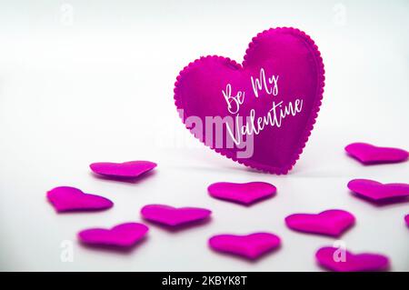 Sei mein Valentine Text auf Herzform umgeben mit anderen kleinen Herzform auf weißem Cover Hintergrund. Stockfoto