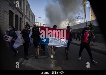 Romería zum Gedenken an die Opfer der Diktatur in Chile. Inmitten von Pandemie und sozialer Krise sind 47 Jahre seit dem bürgerlich-militärischen Putsch gegen die Regierung von Salvador Allende vergangen. Hunderte von Menschen versammeln sich im Zentrum von Santiago de Chile, Zu Fuß zum allgemeinen Friedhof. Wo sich die Überreste der Opfer der Diktatur von Agustín Pinochet befinden. . Santiago, Chile, 11. September 2020. (Foto von Claudio Abarca Sandoval/NurPhoto) Stockfoto