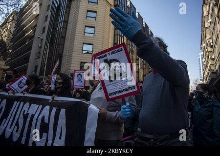 Romería zum Gedenken an die Opfer der Diktatur in Chile. Inmitten von Pandemie und sozialer Krise sind 47 Jahre seit dem bürgerlich-militärischen Putsch gegen die Regierung von Salvador Allende vergangen. Hunderte von Menschen versammeln sich im Zentrum von Santiago de Chile, Zu Fuß zum allgemeinen Friedhof. Wo sich die Überreste der Opfer der Diktatur von Agustín Pinochet befinden. . Santiago, Chile, 11. September 2020. (Foto von Claudio Abarca Sandoval/NurPhoto) Stockfoto