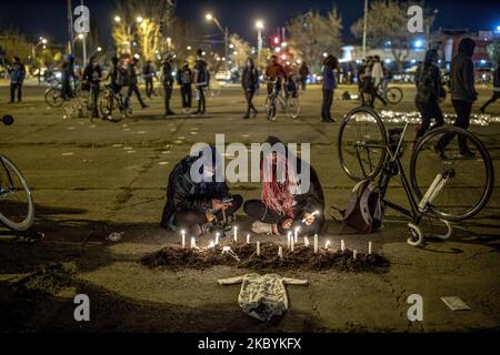 Am 11. September 2020 treffen zahlreiche Menschen vor dem Nationalstadion in Santiago, Chile, ein, um eine Hommage an die Opfer der Militärdiktatur während des 47.. Jahrestages des letzten Militärputsches zu feiern, der Präsident Salvador Allende gestürzt hat. Der Militärputsch unter der Führung von General Augusto Pinochet im Jahr 1973 führte zu einer Diktatur, die bis 1990 andauerte (Foto: Feldman Figueroa/Nurphoto) Stockfoto