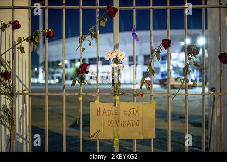 Am 11. September 2020 treffen zahlreiche Menschen vor dem Nationalstadion in Santiago, Chile, ein, um eine Hommage an die Opfer der Militärdiktatur während des 47.. Jahrestages des letzten Militärputsches zu feiern, der Präsident Salvador Allende gestürzt hat. Der Militärputsch unter der Führung von General Augusto Pinochet im Jahr 1973 führte zu einer Diktatur, die bis 1990 andauerte (Foto: Feldman Figueroa/Nurphoto) Stockfoto