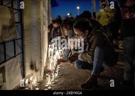 Am 11. September 2020 treffen zahlreiche Menschen vor dem Nationalstadion in Santiago, Chile, ein, um eine Hommage an die Opfer der Militärdiktatur während des 47.. Jahrestages des letzten Militärputsches zu feiern, der Präsident Salvador Allende gestürzt hat. Der Militärputsch unter der Führung von General Augusto Pinochet im Jahr 1973 führte zu einer Diktatur, die bis 1990 andauerte (Foto: Feldman Figueroa/Nurphoto) Stockfoto