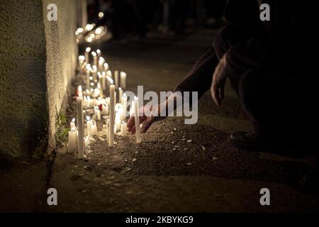 Am 11. September 2020 treffen zahlreiche Menschen vor dem Nationalstadion in Santiago, Chile, ein, um eine Hommage an die Opfer der Militärdiktatur während des 47.. Jahrestages des letzten Militärputsches zu feiern, der Präsident Salvador Allende gestürzt hat. Der Militärputsch unter der Führung von General Augusto Pinochet im Jahr 1973 führte zu einer Diktatur, die bis 1990 andauerte (Foto: Feldman Figueroa/Nurphoto) Stockfoto