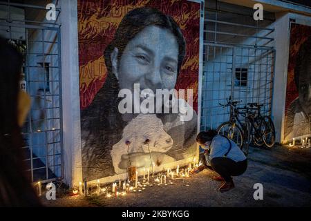 Am 11. September 2020 treffen zahlreiche Menschen vor dem Nationalstadion in Santiago, Chile, ein, um eine Hommage an die Opfer der Militärdiktatur während des 47.. Jahrestages des letzten Militärputsches zu feiern, der Präsident Salvador Allende gestürzt hat. Der Militärputsch unter der Führung von General Augusto Pinochet im Jahr 1973 führte zu einer Diktatur, die bis 1990 andauerte (Foto: Feldman Figueroa/Nurphoto) Stockfoto