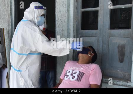 Ein indischer Gesundheitsmitarbeiter nimmt eine Nasenabstrichprobe, um COVID-19 im Nagaon-Distrikt im nordöstlichen Bundesstaat Assam, Indien, zu testen, 12. September 2020 (Foto: Anuwar Hazarika/NurPhoto) Stockfoto