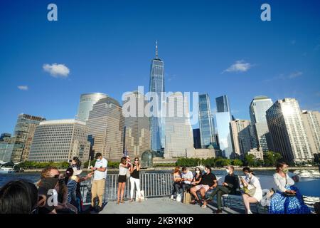 Ein Blick auf die Skyline von Manhattan von einer Fähre zum Liberty State Park während eines Gedenkgottesdienstes 9/11 im National September 11 Memorial and Museum am 11. September 2020 in New York City. Die Zeremonie zur Erinnerung an diejenigen, die bei den Terroranschlägen vor 19 Jahren getötet wurden, wird in diesem Jahr geändert, um die Sicherheitsvorkehrungen im Zusammenhang mit der COVID-19-Übertragung einzuhalten. (Foto von John Nacion/NurPhoto) Stockfoto