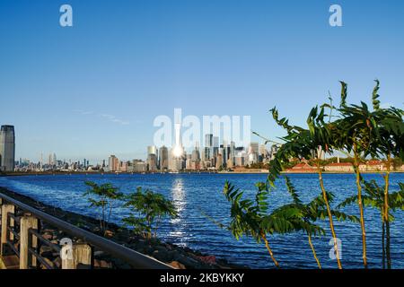 Ein Blick auf die Skyline von Manhattan von einer Fähre zum Liberty State Park während eines Gedenkgottesdienstes 9/11 im National September 11 Memorial and Museum am 11. September 2020 in New York City. Die Zeremonie zur Erinnerung an diejenigen, die bei den Terroranschlägen vor 19 Jahren getötet wurden, wird in diesem Jahr geändert, um die Sicherheitsvorkehrungen im Zusammenhang mit der COVID-19-Übertragung einzuhalten. (Foto von John Nacion/NurPhoto) Stockfoto