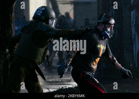 Der 11. September markiert 47 Jahre seit dem Putsch von 1973 in Chile. Zusammenstöße zwischen Demonstranten und Polizei auf der Plaza Italia, Santiago, Chile, am 11. September 2020. (Foto von Matias Basualdo/NurPhoto) Stockfoto