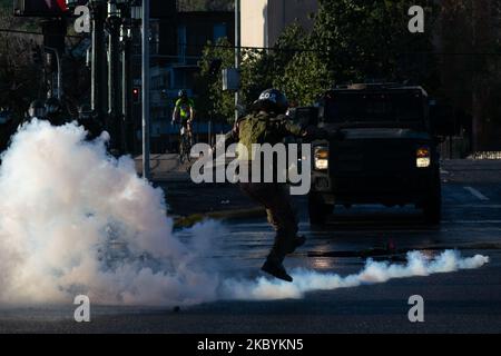 Der 11. September markiert 47 Jahre seit dem Putsch von 1973 in Chile. Zusammenstöße zwischen Demonstranten und Polizei auf der Plaza Italia, Santiago, Chile, am 11. September 2020. (Foto von Matias Basualdo/NurPhoto) Stockfoto