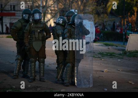 Der 11. September markiert 47 Jahre seit dem Putsch von 1973 in Chile. Zusammenstöße zwischen Demonstranten und Polizei auf der Plaza Italia, Santiago, Chile, am 11. September 2020. (Foto von Matias Basualdo/NurPhoto) Stockfoto