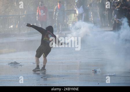 Der 11. September markiert 47 Jahre seit dem Putsch von 1973 in Chile. Zusammenstöße zwischen Demonstranten und Polizei auf der Plaza Italia, Santiago, Chile, am 11. September 2020. (Foto von Matias Basualdo/NurPhoto) Stockfoto